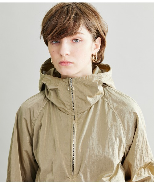 SIPULI（シプリ）の「Crushed Nylon Shell フーデッドブルゾン（ブルゾン・レディース・ライトグリーン/ベージュ・3/2）」の5枚目の写真