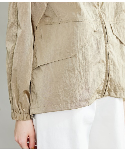 SIPULI（シプリ）の「Crushed Nylon Shell フーデッドブルゾン（ブルゾン・レディース・ライトグリーン/ベージュ・3/2）」の8枚目の写真