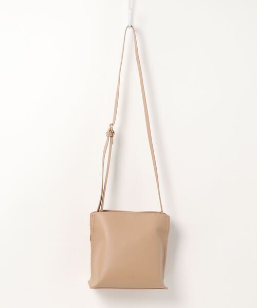 ALTROSE（アルトローズ）の「［ALTROSE/アルトローズ］ティルザ スクエア ミニショルダーバッグ（ショルダーバッグ・レディース・ベージュ/ブラック/イエロー/キャメル/アイボリー・FREE）」の4枚目の写真