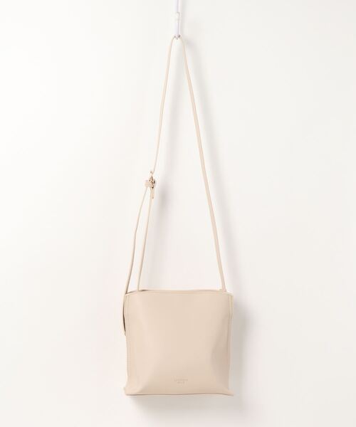 ALTROSE（アルトローズ）の「［ALTROSE/アルトローズ］ティルザ スクエア ミニショルダーバッグ（ショルダーバッグ・レディース・ベージュ/ブラック/イエロー/キャメル/アイボリー・FREE）」の2枚目の写真