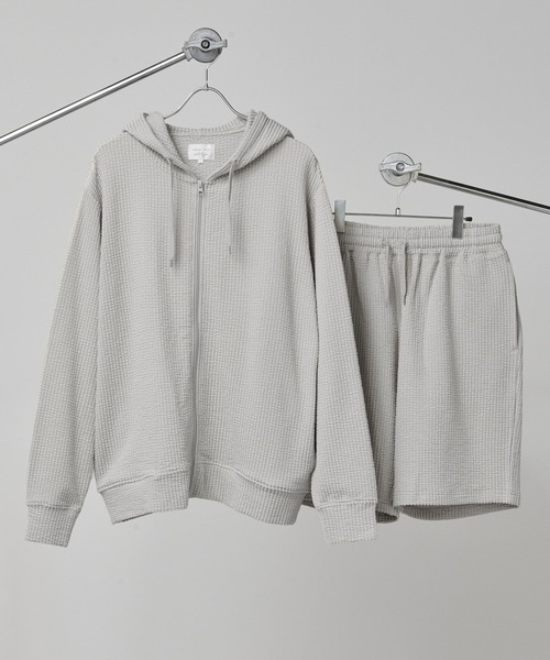 Loungewear tokyo(ラウンジウェアトウキョウ)の「【ラウンジウェアセットアップ】リラックス カットサッカー地 ジップアップパーカー×イージーショートパンツ ワンマイルウェア(ルームウェア/パジャマ・メンズ・ブラック/ネイビー/ホワイト系その他/グレー系その他/ホワイト系その他2・M/L/XL)」の9枚目の写真