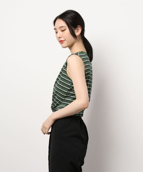 MOUSSY(マウジー)の「FRONT TWIST CROPPED トップス(タンクトップ・レディース・ブラック/ホワイト系その他/グリーン系その他/オレンジ・FREE)」の17枚目の写真