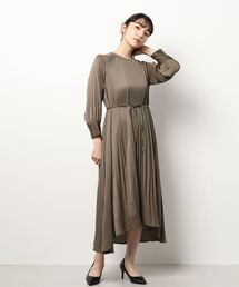 ソフトサテン消しプリーツ前後差ヘムワンピース