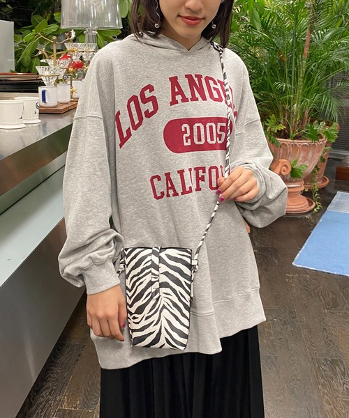 AS KNOW AS PINKY（アズノゥアズピンキー）の「BIGカレッジロゴフーディ（パーカー・レディース・チャコールグレー/オートミール/グリーン/オレンジ・FREE）」の3枚目の写真