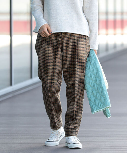 BEAMS BOY（ビームスボーイ）の「BEAMS BOY / ハリスツイード テーパードパンツ（スラックス・レディース・ブラウン/ライトブラウン・1/0）」の2枚目の写真