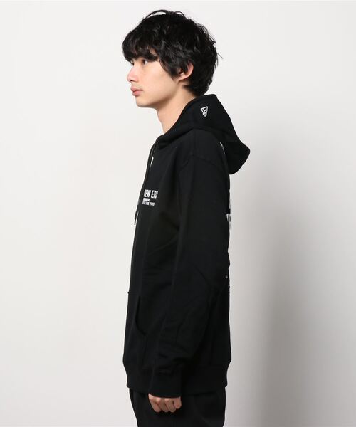 NEW ERA(ニューエラ)の「【NEW ERA/ニューエラ】TYPOGRAPHY ロゴ バックプリント 長袖プルオーバーフーディ/ブラック(パーカー・メンズ・ブラック・M/L/XL)」の2枚目の写真
