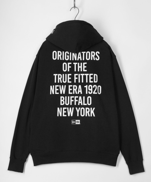 NEW ERA(ニューエラ)の「【NEW ERA/ニューエラ】TYPOGRAPHY ロゴ バックプリント 長袖プルオーバーフーディ/ブラック(パーカー・メンズ・ブラック・M/L/XL)」の1枚目の写真