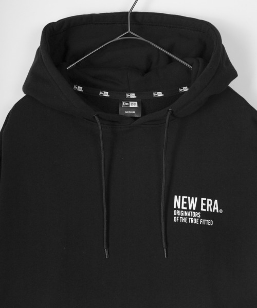NEW ERA(ニューエラ)の「【NEW ERA/ニューエラ】TYPOGRAPHY ロゴ バックプリント 長袖プルオーバーフーディ/ブラック(パーカー・メンズ・ブラック・M/L/XL)」の5枚目の写真