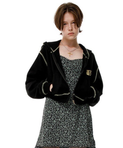 runningHIGH（ランニングハイ）の「【running high/ランニングハイ】STITCH POINT CROP ZIP UP HOODIE　ステッチ ポイント ショート丈 ファスナー パーカー（パーカー・レディース・ライトグレー/ブラック/ブルー・ONE SIZE）」の2枚目の写真