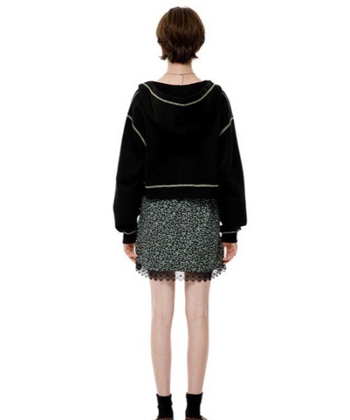 runningHIGH（ランニングハイ）の「【running high/ランニングハイ】STITCH POINT CROP ZIP UP HOODIE　ステッチ ポイント ショート丈 ファスナー パーカー（パーカー・レディース・ライトグレー/ブラック/ブルー・ONE SIZE）」の5枚目の写真