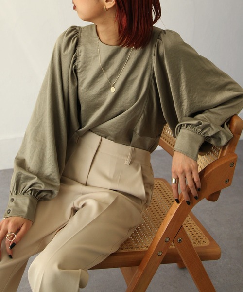 Chillfar（チルファー）の「ヴィンテージサテンボリュームスリーブブラウス（シャツ/ブラウス・レディース・ブラック/ブラウン/カーキ/アイボリー/マスタード/グレイッシュベージュ・FREE）」の5枚目の写真