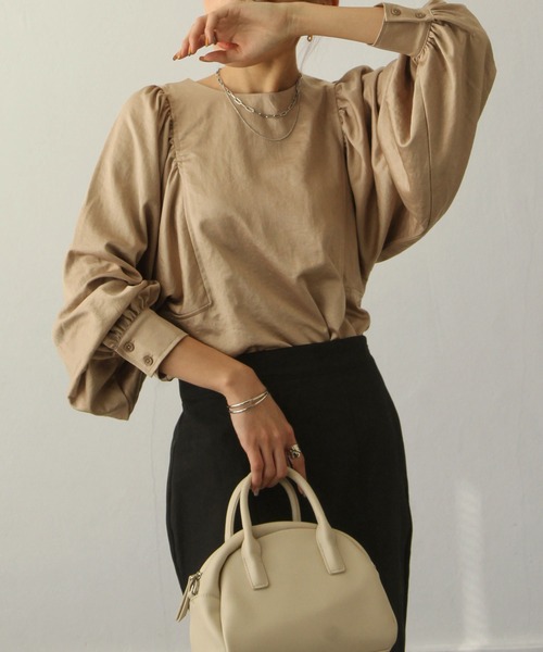 Chillfar（チルファー）の「ヴィンテージサテンボリュームスリーブブラウス（シャツ/ブラウス・レディース・ブラック/ブラウン/カーキ/アイボリー/マスタード/グレイッシュベージュ・FREE）」の4枚目の写真