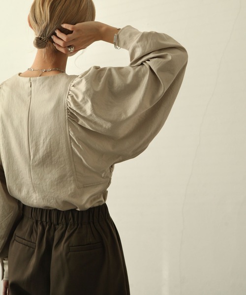 Chillfar（チルファー）の「ヴィンテージサテンボリュームスリーブブラウス（シャツ/ブラウス・レディース・ブラック/ブラウン/カーキ/アイボリー/マスタード/グレイッシュベージュ・FREE）」の17枚目の写真