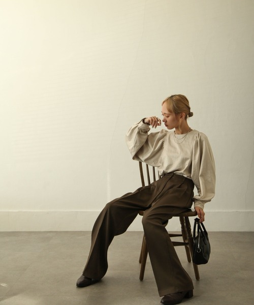 Chillfar（チルファー）の「ヴィンテージサテンボリュームスリーブブラウス（シャツ/ブラウス・レディース・ブラック/ブラウン/カーキ/アイボリー/マスタード/グレイッシュベージュ・FREE）」の21枚目の写真