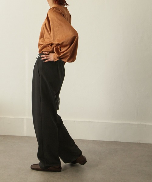 Chillfar（チルファー）の「ヴィンテージサテンボリュームスリーブブラウス（シャツ/ブラウス・レディース・ブラック/ブラウン/カーキ/アイボリー/マスタード/グレイッシュベージュ・FREE）」の22枚目の写真