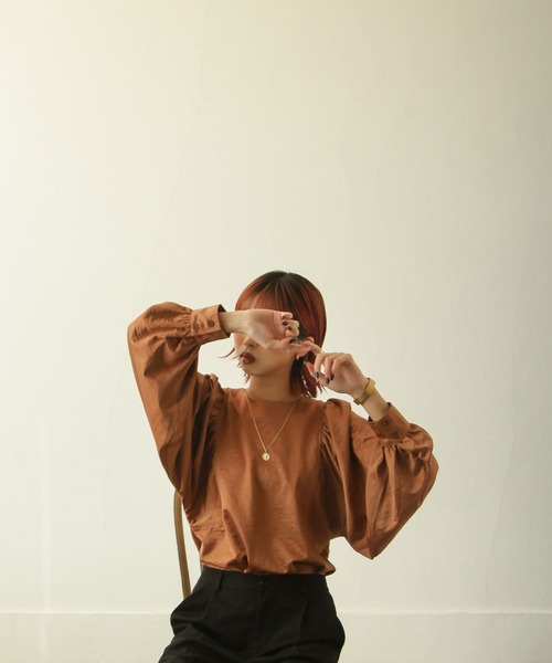 Chillfar（チルファー）の「ヴィンテージサテンボリュームスリーブブラウス（シャツ/ブラウス・レディース・ブラック/ブラウン/カーキ/アイボリー/マスタード/グレイッシュベージュ・FREE）」の8枚目の写真