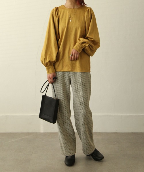 Chillfar（チルファー）の「ヴィンテージサテンボリュームスリーブブラウス（シャツ/ブラウス・レディース・ブラック/ブラウン/カーキ/アイボリー/マスタード/グレイッシュベージュ・FREE）」の20枚目の写真