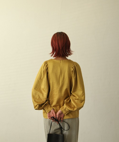 Chillfar（チルファー）の「ヴィンテージサテンボリュームスリーブブラウス（シャツ/ブラウス・レディース・ブラック/ブラウン/カーキ/アイボリー/マスタード/グレイッシュベージュ・FREE）」の16枚目の写真