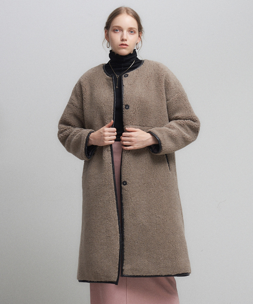 abahouse mavie(アバハウスマヴィ)の「パイピングボアコート(ムートンコート・レディース・ネイビー/モカ/グレー・フリー)」の1枚目の写真