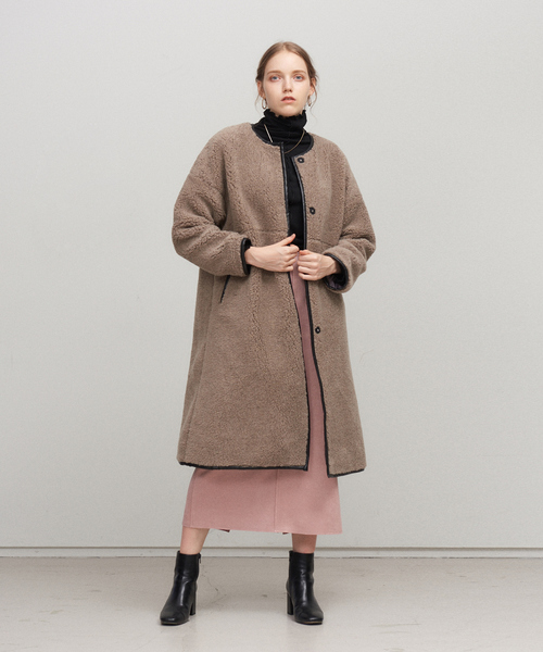 abahouse mavie(アバハウスマヴィ)の「パイピングボアコート(ムートンコート・レディース・ネイビー/モカ/グレー・フリー)」の6枚目の写真