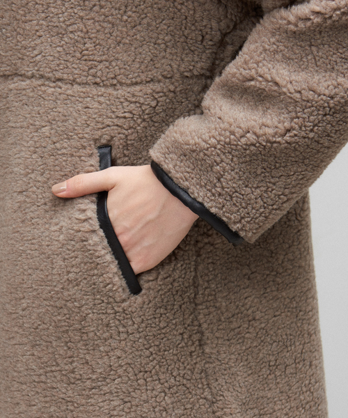 abahouse mavie(アバハウスマヴィ)の「パイピングボアコート(ムートンコート・レディース・ネイビー/モカ/グレー・フリー)」の12枚目の写真