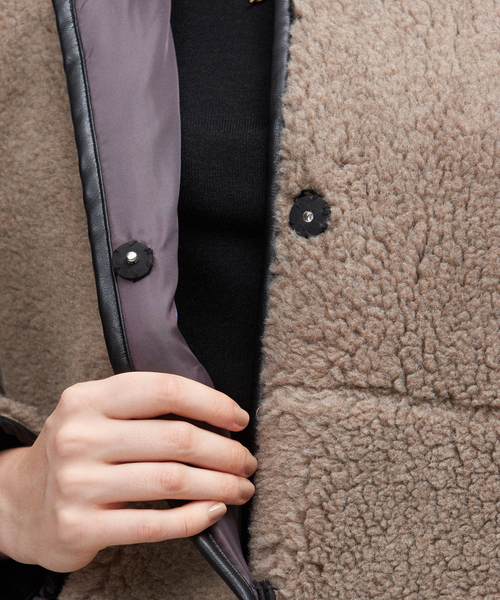 abahouse mavie(アバハウスマヴィ)の「パイピングボアコート(ムートンコート・レディース・ネイビー/モカ/グレー・フリー)」の13枚目の写真