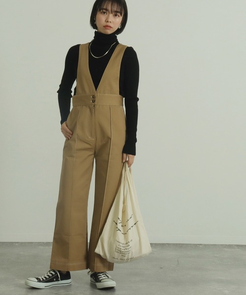 AULI（アウリィ）の「【低身長向けサイズ】配色ステッチサロペットパンツ（サロペット/オーバーオール・レディース・ブラック/ベージュ/レッド・S/XS/XXS）」の4枚目の写真