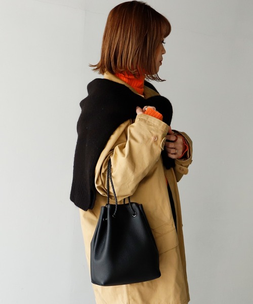 VitaFelice（ヴィータフェリーチェ）の「本革巾着ミニバッグ（ショルダーバッグ・レディース・ブラック/オフホワイト/ベージュ系その他・FREE）」の16枚目の写真