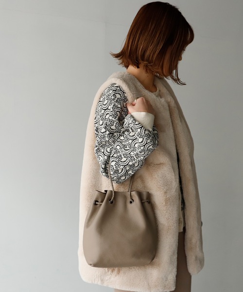 VitaFelice（ヴィータフェリーチェ）の「本革巾着ミニバッグ（ショルダーバッグ・レディース・ブラック/オフホワイト/ベージュ系その他・FREE）」の14枚目の写真