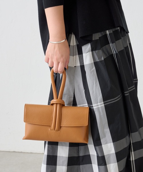 BEARDSLEY(ビアズリー)の「【新色オフホワイト入荷・先行販売】本革なのに軽量・イタリア製老舗メーカーのHERNAN バッグ(ハンドバッグ・レディース・グレー/オフホワイト/キャメル/グリーン・FREE)」の4枚目の写真