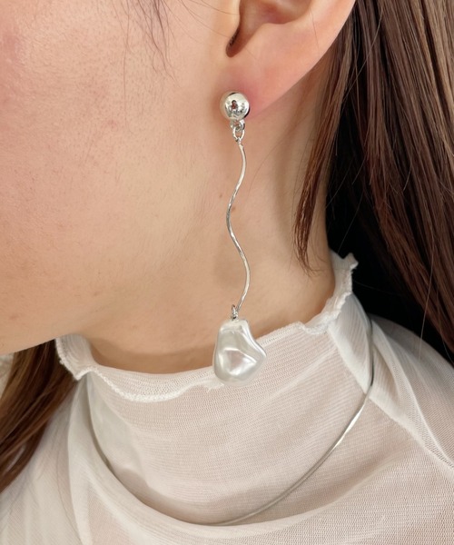 thank U more(サンキューモア)の「変形 パール モチーフ ロング ピアス【両耳用】(ピアス(両耳用)・レディース・シルバー/ゴールド・FREE)」の2枚目の写真
