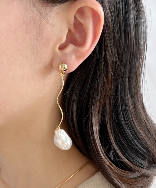 thank U more(サンキューモア)の「変形 パール モチーフ ロング ピアス【両耳用】(ピアス(両耳用)・レディース・シルバー/ゴールド・FREE)」の1枚目の写真