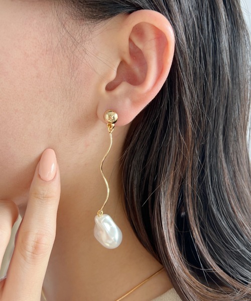 thank U more(サンキューモア)の「変形 パール モチーフ ロング ピアス【両耳用】(ピアス(両耳用)・レディース・シルバー/ゴールド・FREE)」の3枚目の写真