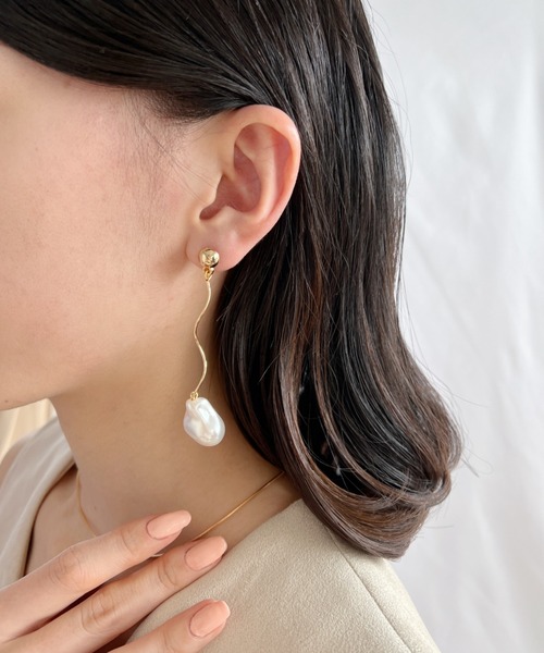 thank U more(サンキューモア)の「変形 パール モチーフ ロング ピアス【両耳用】(ピアス(両耳用)・レディース・シルバー/ゴールド・FREE)」の4枚目の写真
