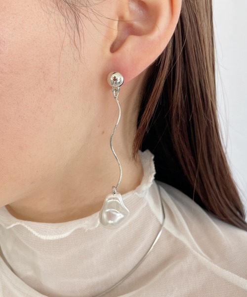 thank U more(サンキューモア)の「変形 パール モチーフ ロング ピアス【両耳用】(ピアス(両耳用)・レディース・シルバー/ゴールド・FREE)」の6枚目の写真