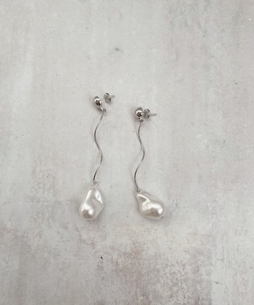 thank U more(サンキューモア)の「変形 パール モチーフ ロング ピアス【両耳用】(ピアス(両耳用)・レディース・シルバー/ゴールド・FREE)」の8枚目の写真