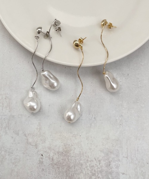 thank U more(サンキューモア)の「変形 パール モチーフ ロング ピアス【両耳用】(ピアス(両耳用)・レディース・シルバー/ゴールド・FREE)」の9枚目の写真