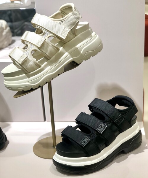 cs T&P(シーエスティーアンドピー)の「軽量厚底2段ソール スポーツサンダル(サンダル・レディース・ブラック/アイボリー・LL/S/M/L)」の20枚目の写真