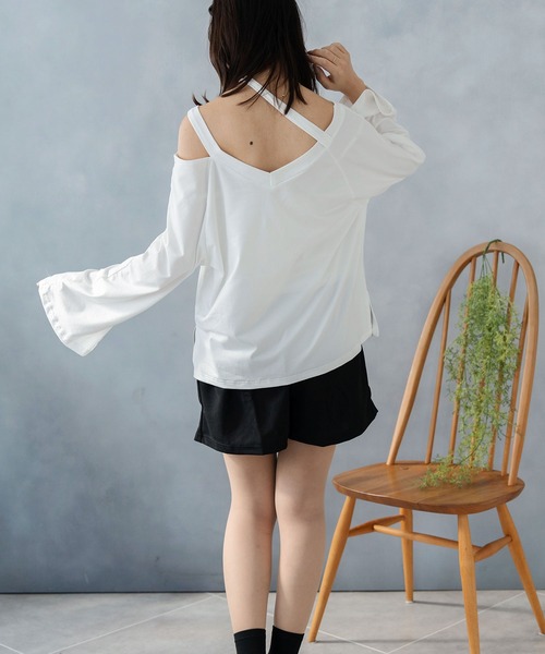 NinaetLina(ニナエリナ)の「肩出しVネックTシャツ(Tシャツ/カットソー・レディース・グレー/ホワイト/ブラック・FREE)」の13枚目の写真