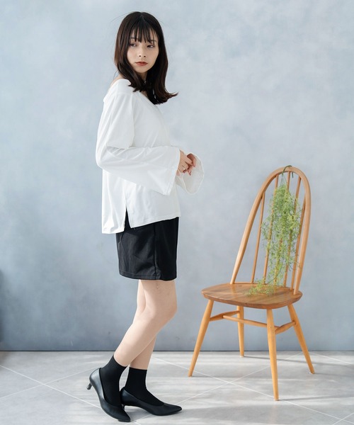 NinaetLina(ニナエリナ)の「肩出しVネックTシャツ(Tシャツ/カットソー・レディース・グレー/ホワイト/ブラック・FREE)」の16枚目の写真