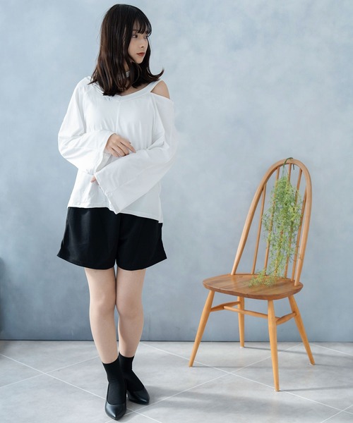 NinaetLina(ニナエリナ)の「肩出しVネックTシャツ(Tシャツ/カットソー・レディース・グレー/ホワイト/ブラック・FREE)」の11枚目の写真