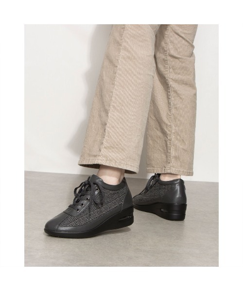 Realta（レアルタ）の「Realta(レアルタ)5cmヒール防滑幅広3Eウエッジソールコンフォートシューズ（パンプス・レディース・グレー/ブラック/シルバー/ブラック系その他/ネイビー・23.5/24.5/23/22.5/24）」の3枚目の写真