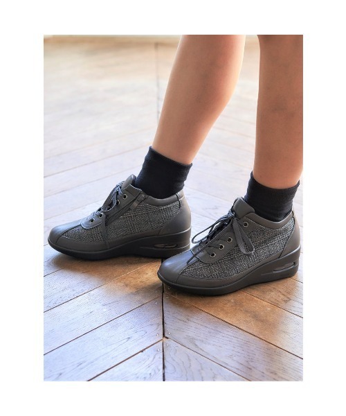 Realta（レアルタ）の「Realta(レアルタ)5cmヒール防滑幅広3Eウエッジソールコンフォートシューズ（パンプス・レディース・グレー/ブラック/シルバー/ブラック系その他/ネイビー・23.5/24.5/23/22.5/24）」の22枚目の写真