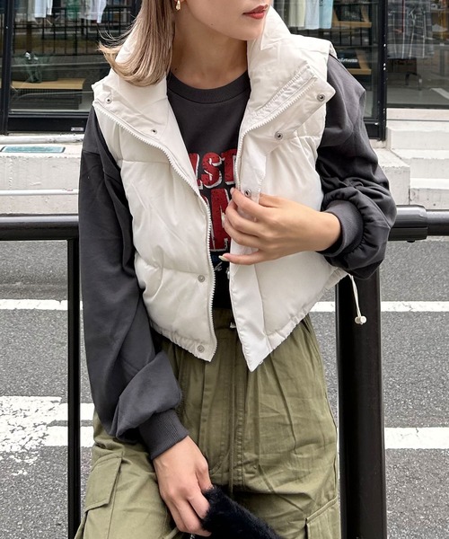 INGNI（イング）の「クロップド丈中綿ベスト（ベスト・レディース・ブラック/オフホワイト/チャコールグレー・M）」の7枚目の写真