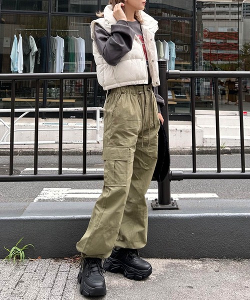 INGNI（イング）の「クロップド丈中綿ベスト（ベスト・レディース・ブラック/オフホワイト/チャコールグレー・M）」の6枚目の写真