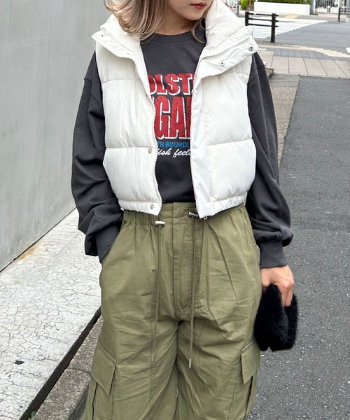 INGNI（イング）の「クロップド丈中綿ベスト（ベスト・レディース・ブラック/オフホワイト/チャコールグレー・M）」の5枚目の写真