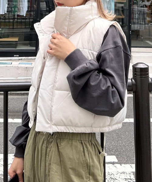 INGNI（イング）の「クロップド丈中綿ベスト（ベスト・レディース・ブラック/オフホワイト/チャコールグレー・M）」の15枚目の写真