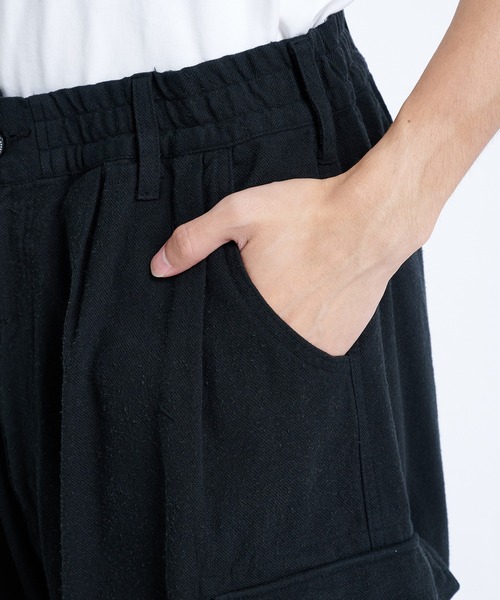 FACCIES（ファチーズ）の「【FACCIES/ファッチーズ】Silk Nep Wide Tuck Cargo Pt（カーゴパンツ・メンズ・ブラック/レッド・1/2）」の22枚目の写真