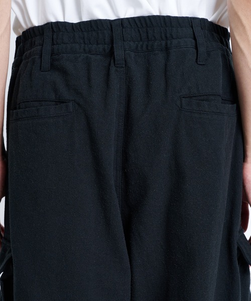 FACCIES（ファチーズ）の「【FACCIES/ファッチーズ】Silk Nep Wide Tuck Cargo Pt（カーゴパンツ・メンズ・ブラック/レッド・1/2）」の20枚目の写真