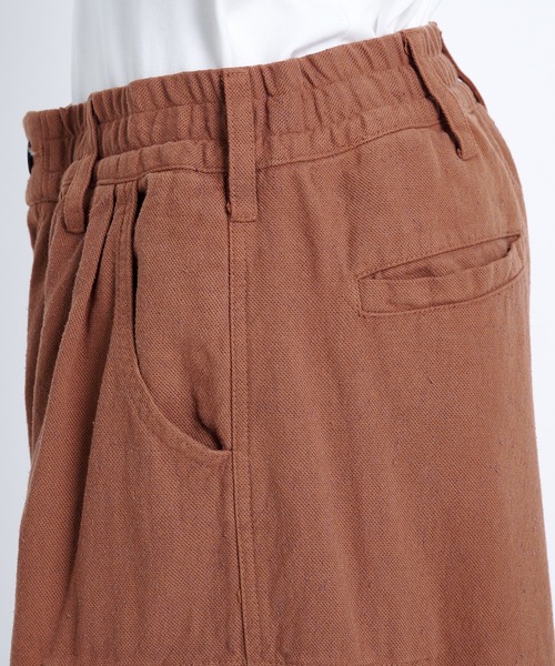 FACCIES（ファチーズ）の「【FACCIES/ファッチーズ】Silk Nep Wide Tuck Cargo Pt（カーゴパンツ・メンズ・ブラック/レッド・1/2）」の4枚目の写真